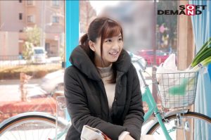 [ mm号】「ダメなら…」公衆の面前で激ピストンに耐えられず潮吹きする主婦たち！