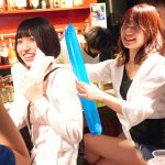 友達とスポーツバーに来た女の子たちが屈辱的な大パーティーで男たちに全裸にされて強姦される！