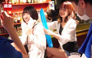 友達とスポーツバーに来た女の子たちが屈辱的な大パーティーで男たちに全裸にされて強姦される！