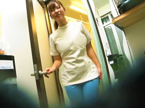 [他の妻]「私の夫のペニスよりも大きい！私はカミングしている」珍しい生の挿入に興奮していますか？コンドームなしで膣の中に射精した妻[アマチュア]