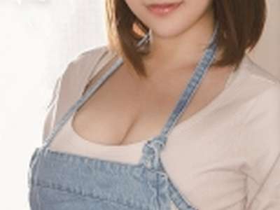 [大きな胸]家事をするようになった美しい女性は、エロティックに組み合わされています！スカムバッグは不均一で、タイトなパンティーで終わり、すぐにスタークとセックスします！