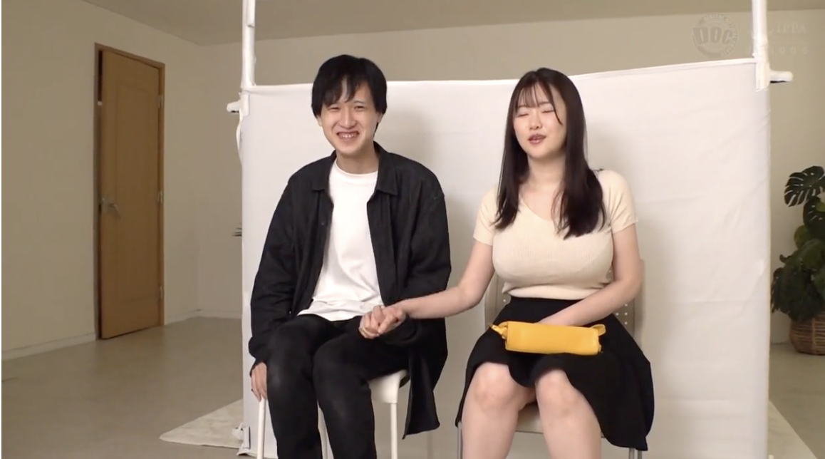 爆乳JDがシルエットクイズに挑戦！不正解なら即ハメゲームに『聞いてないって...』嫌がりつつもデカ乳パイズリでご奉仕⇒彼チン以外の他人棒に徐々によい痴れてしまい...【れんか】