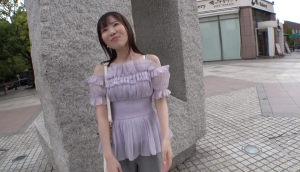 球場の女神がAV応募！人気ビール売り子のかのんちゃん、愛嬌抜群おじさんハンターの本領発揮。神的スタイルの騎乗位で腰振りまくり、中出し連発の初撮り神回。